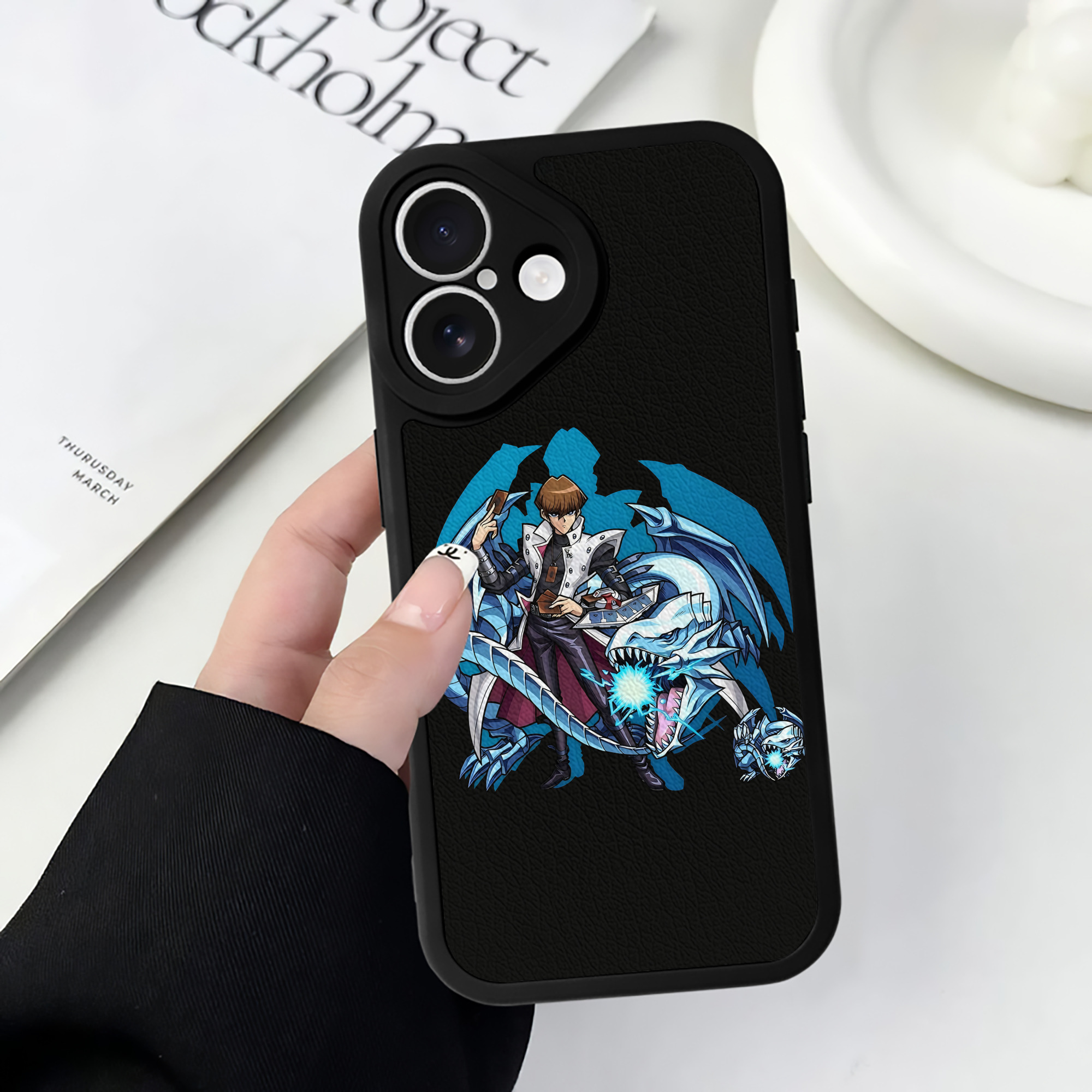 （画像用） 遊☆戯☆王 Yu-Gi-Oh! 【iPhone 16シリーズ対応】シリコンスマホケース（レザー調） 材質：シリコン